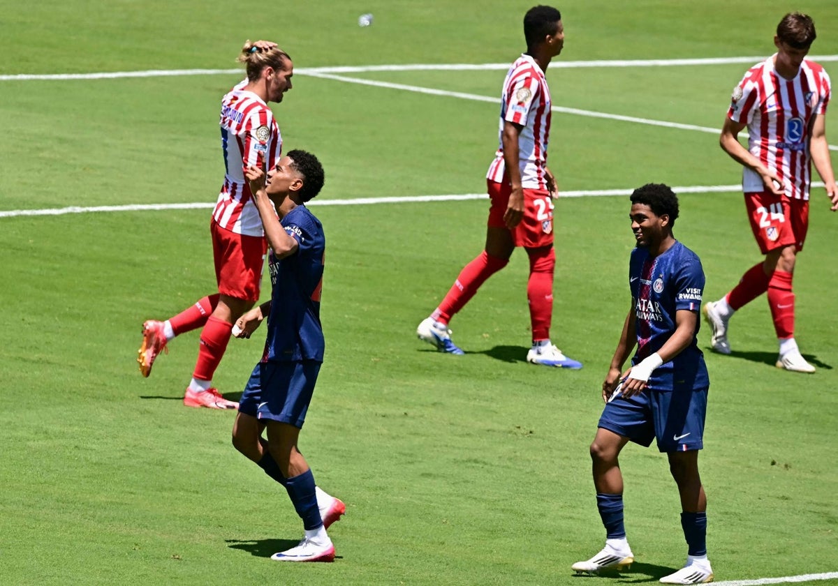 Los jugadores del Atlético lamentan el resultado ante el PSG
