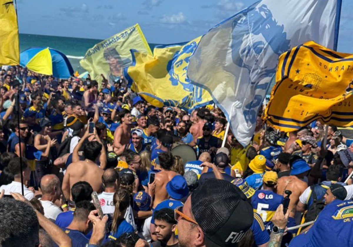Aficionados de Boca en las playas de Miami