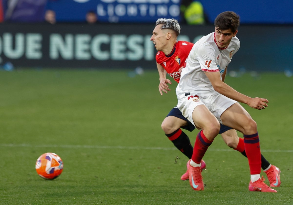 Juanlu y Brian Zaragoza, durante el Osasuna-Sevilla dé la última temporada