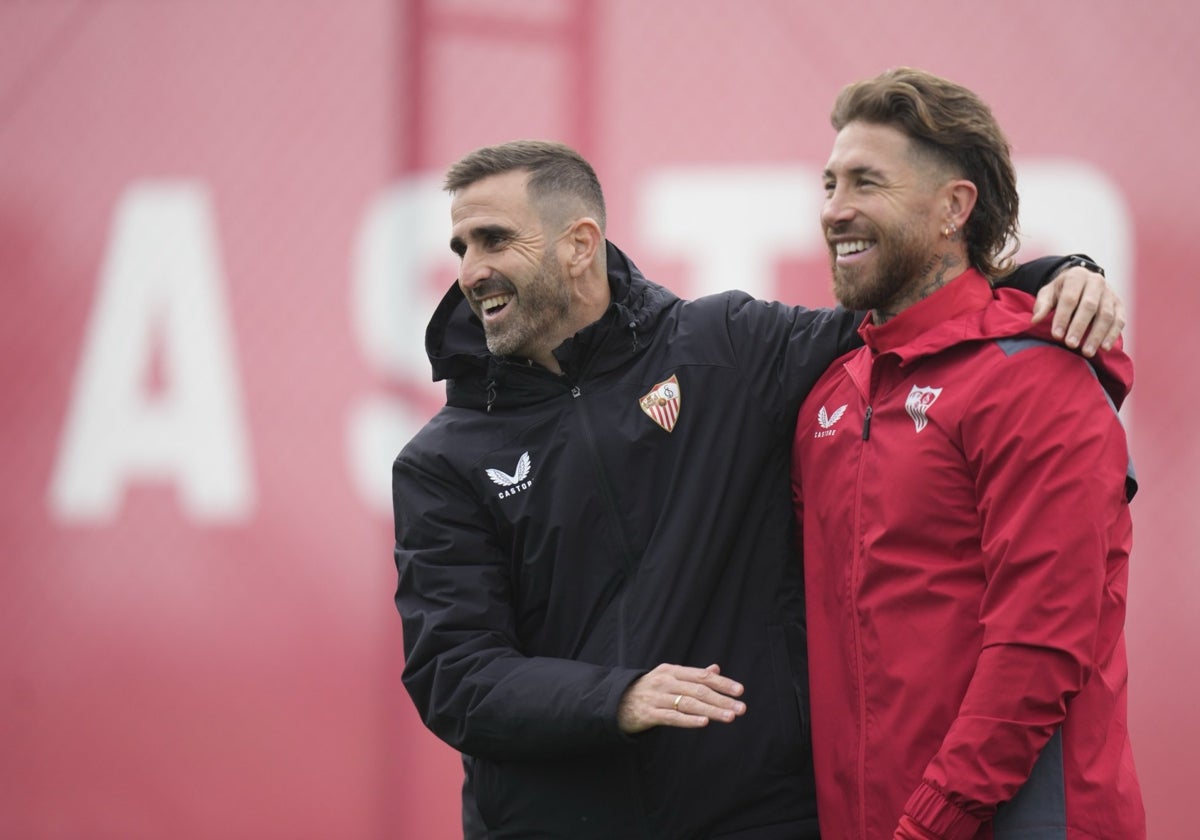 Juan Díaz, junto a Sergio Ramos, en un entrenamiento del Sevilla FC