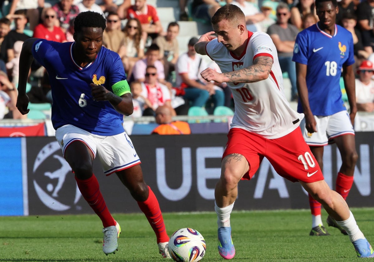 Lucien Agoumé, con el dorsal 6 y el brazalete de capitán de Francia sub 21