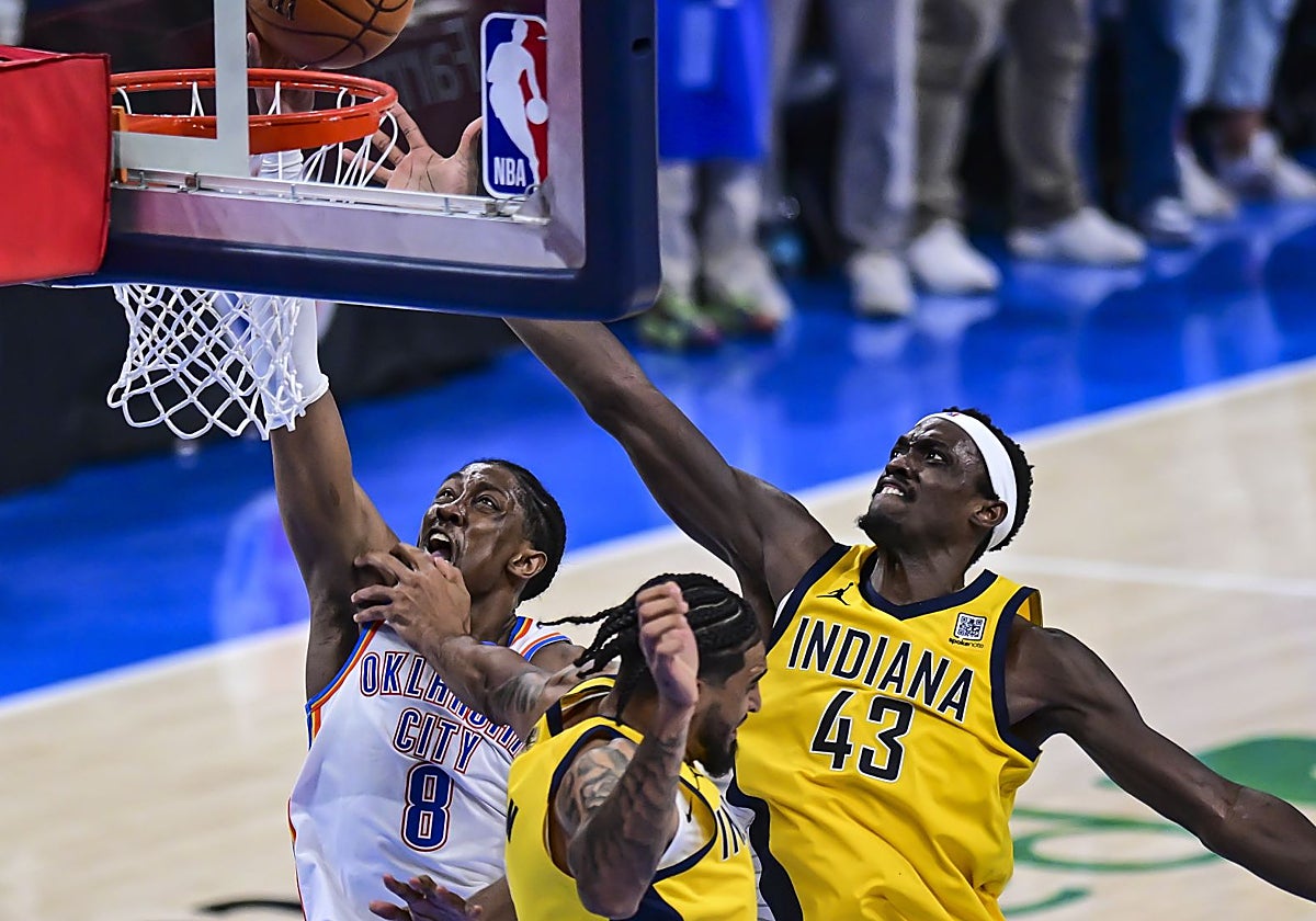 Jalen Williams (Thunder) trata de anotar ante Pascal Siakam (Pacers)