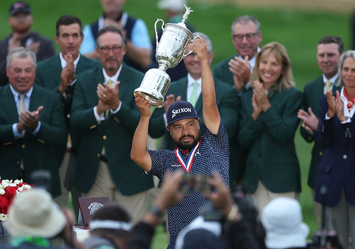 J. J. Spaun alza orgulloso el trofeo