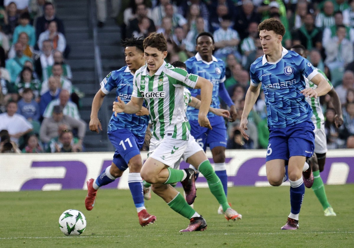 Mateo avanza con el balón en el Betis - KAA Gent