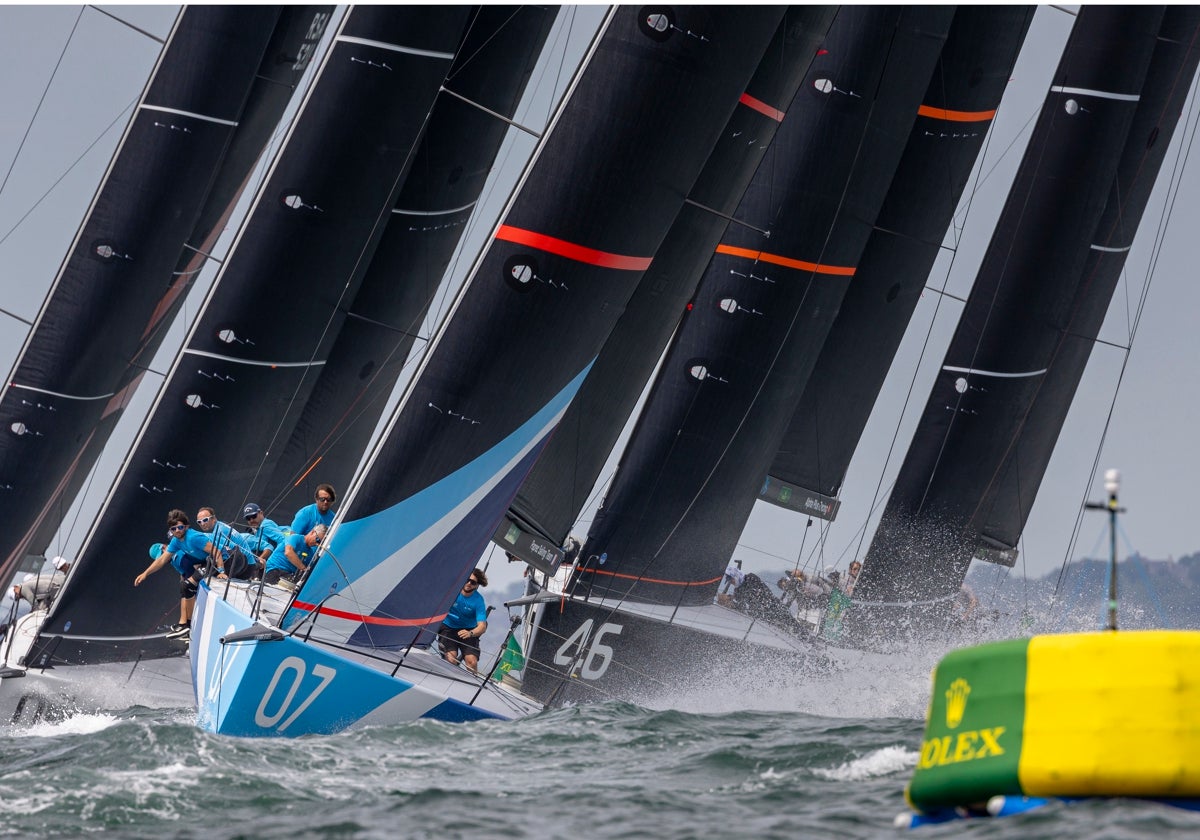 La flota de TP52 llegando a uno de los pasos de boya en el pasado mundial Rolex