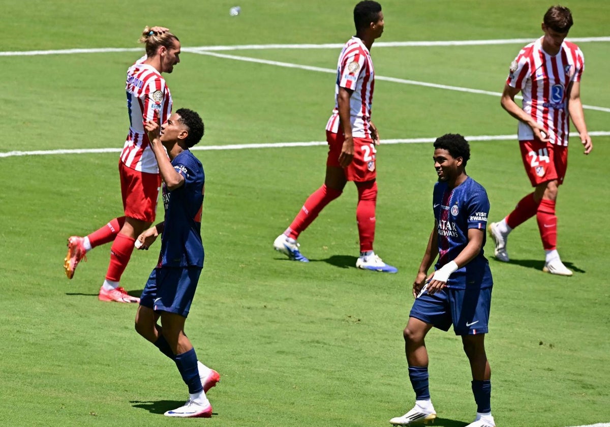 Mayulu celebra el tercer gol del PSG ante el Atlético