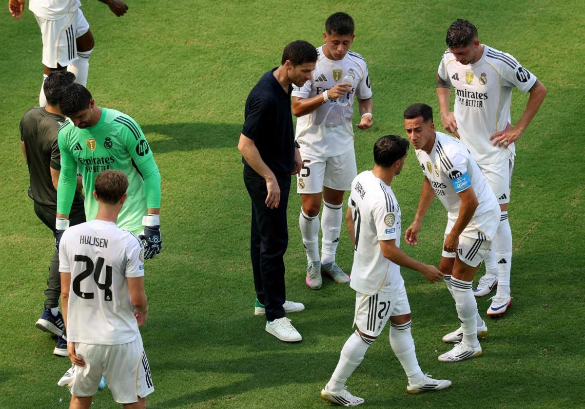Xabi Alonso da instrucciones durante una pausa de hidratación
