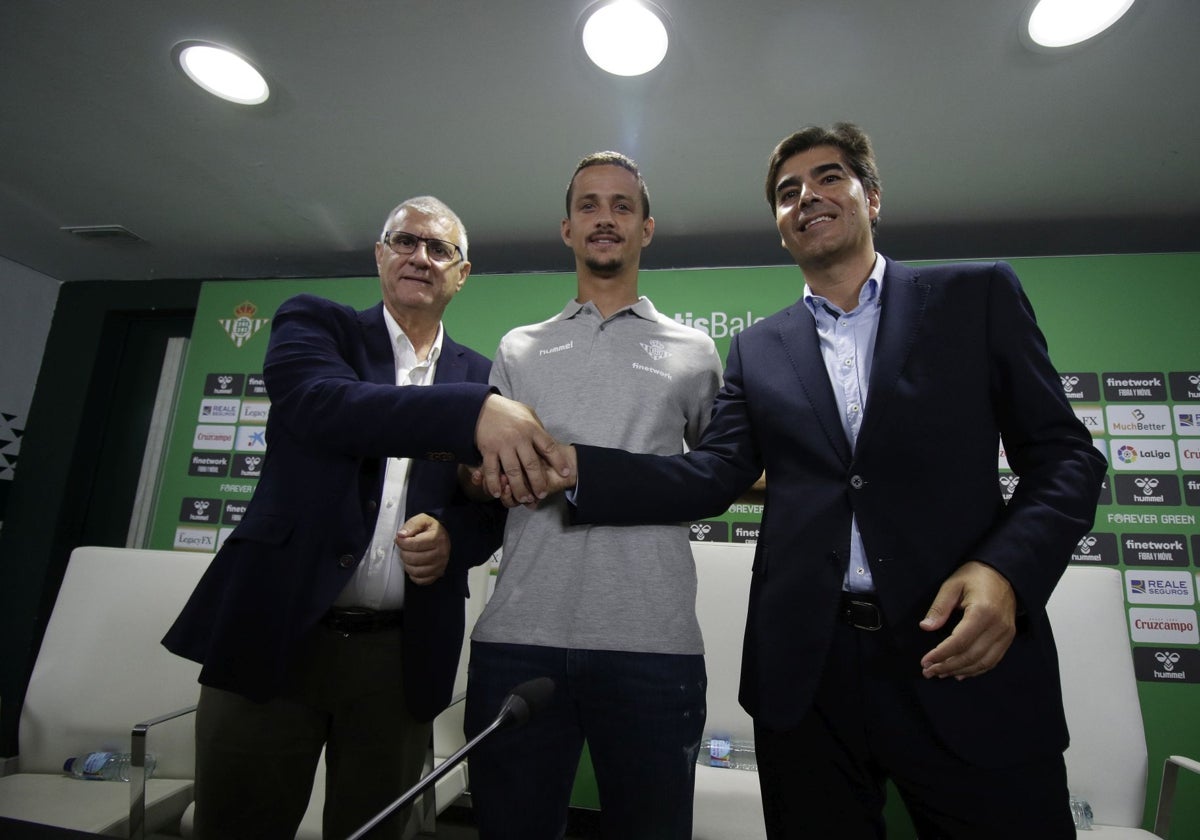 Antonio Cordón y Ángel Haro flanquean a Luiz Felipe el día de su presentación como jugador del Betis en 2022
