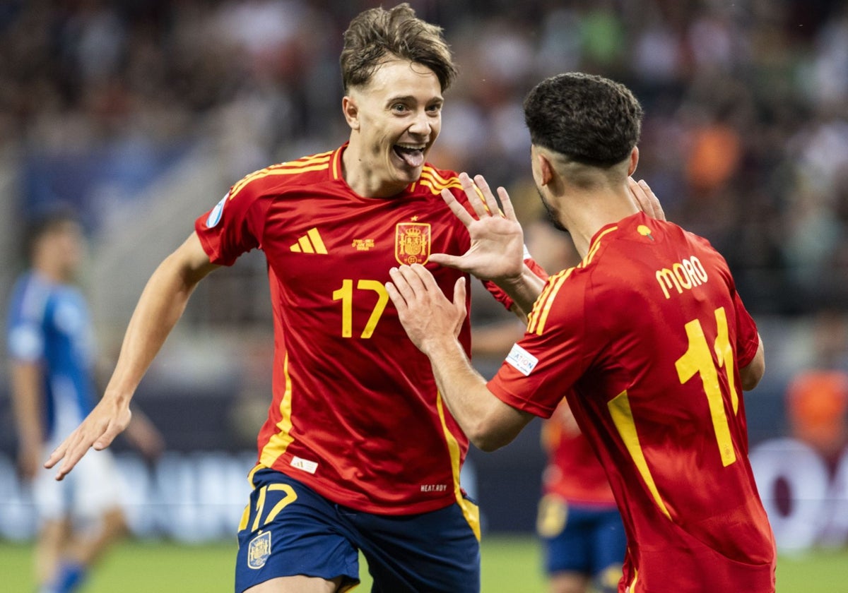 Jesús Rodríguez celebra junto a Raúl Moro el gol que ambos fabricaron ante Italia en la Eurocopa sub 21