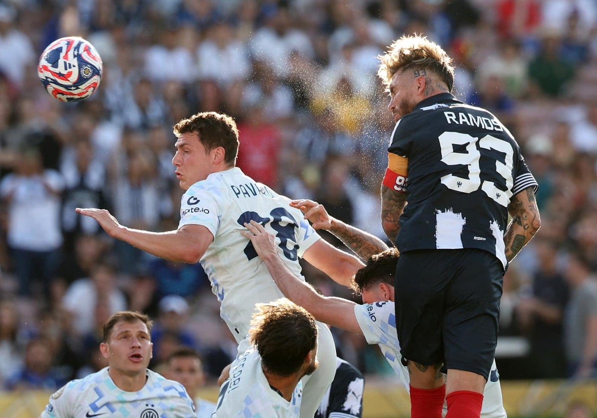 Sergio Ramos se eleva sobre la defensa del Inter para marcar el gol de Monterrey