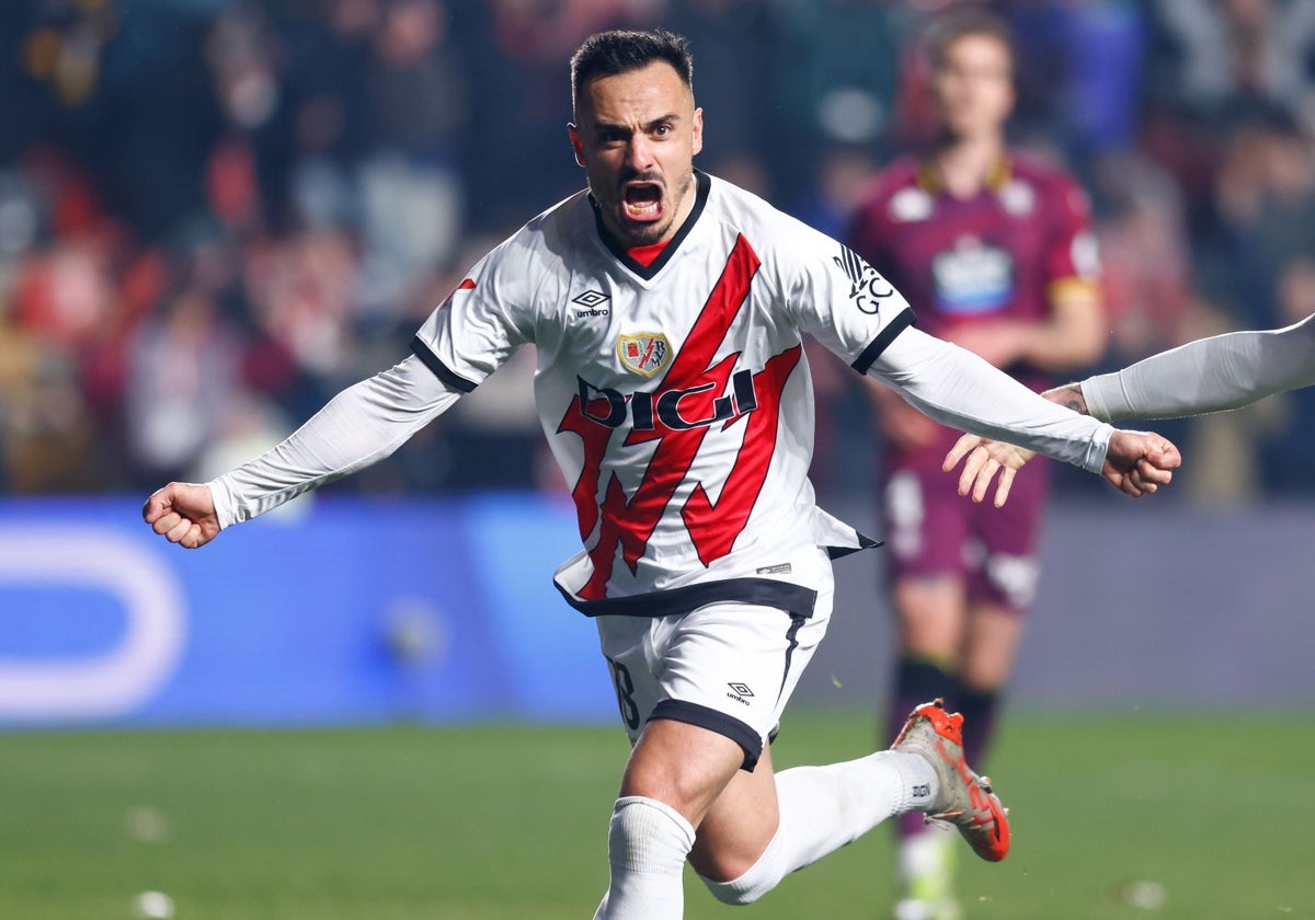 Álvaro García celebra un gol con el Rayo