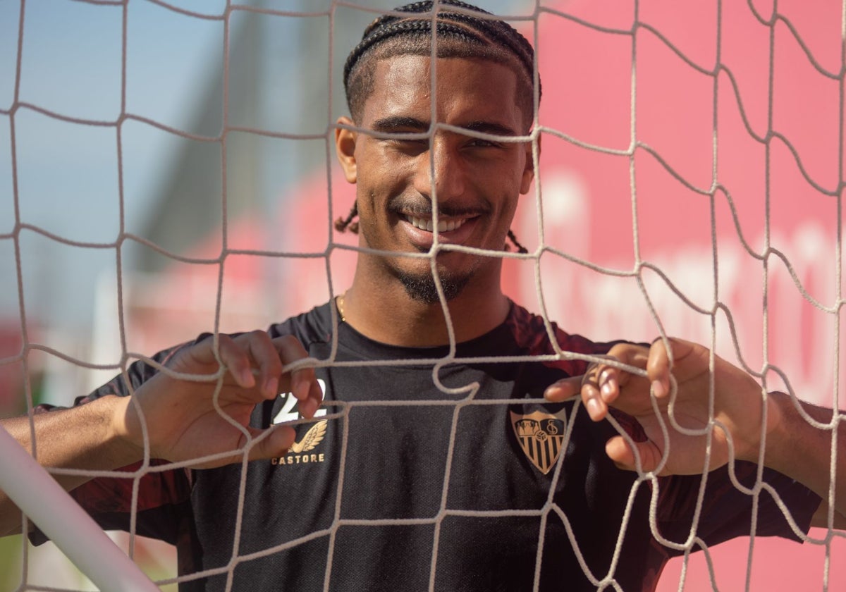 Badé posa para ABC en la ciudad deportiva del Sevilla FC