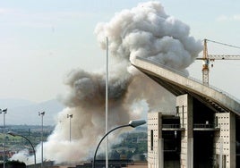 Humareda provocada por la explosión del coche-bomba en junio de 2005