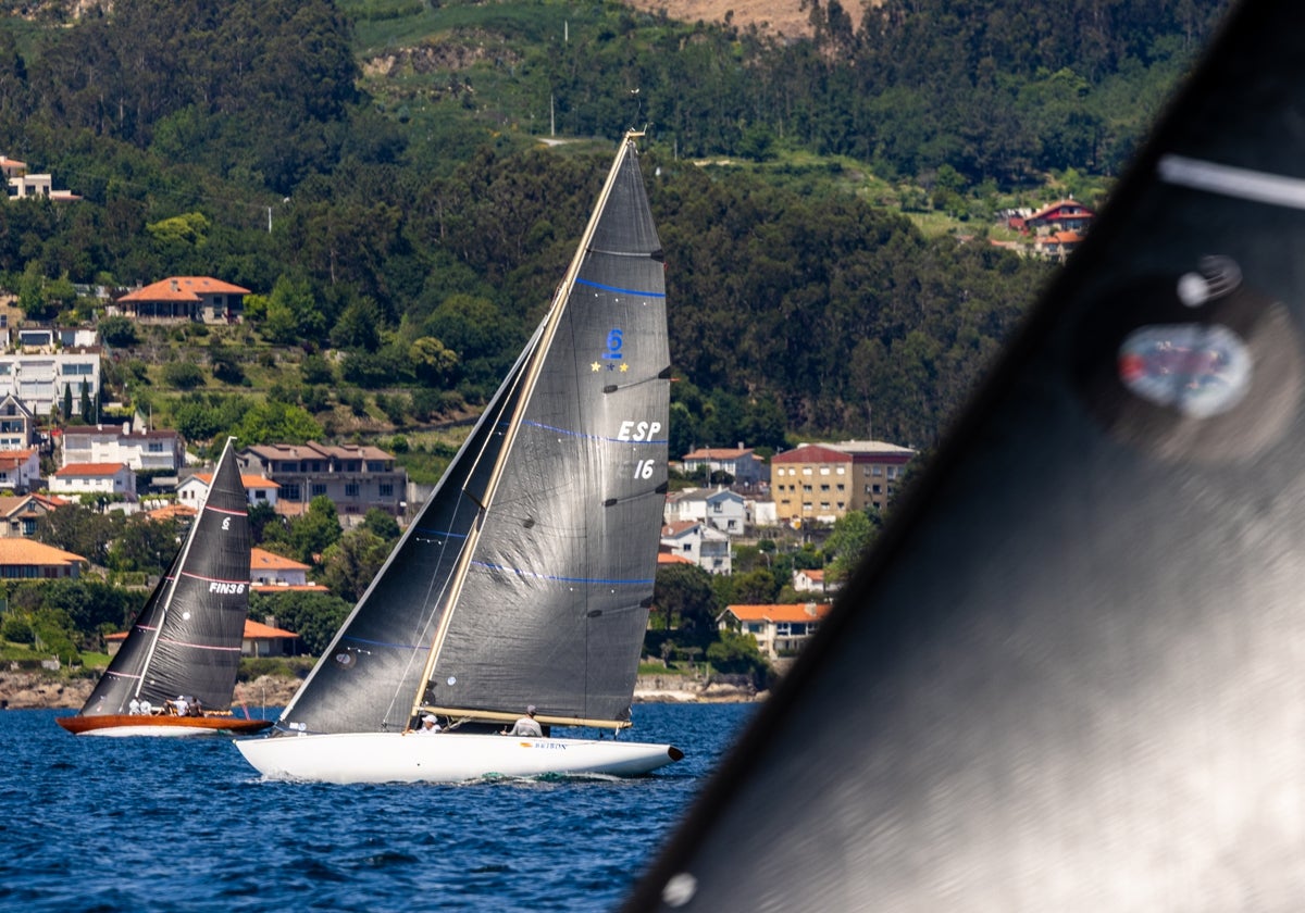 El Bribon navegando en la ría de Pontevedra. Al fondo, el Joy.