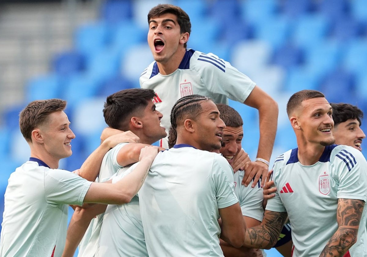 Juanlu, con varios de sus compañeros, en un entrenamiento de la selección española sub 21