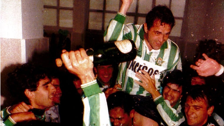 Gordillo, junto a sus compañeros, en el ascenso del Betis de 1994 en Burgos