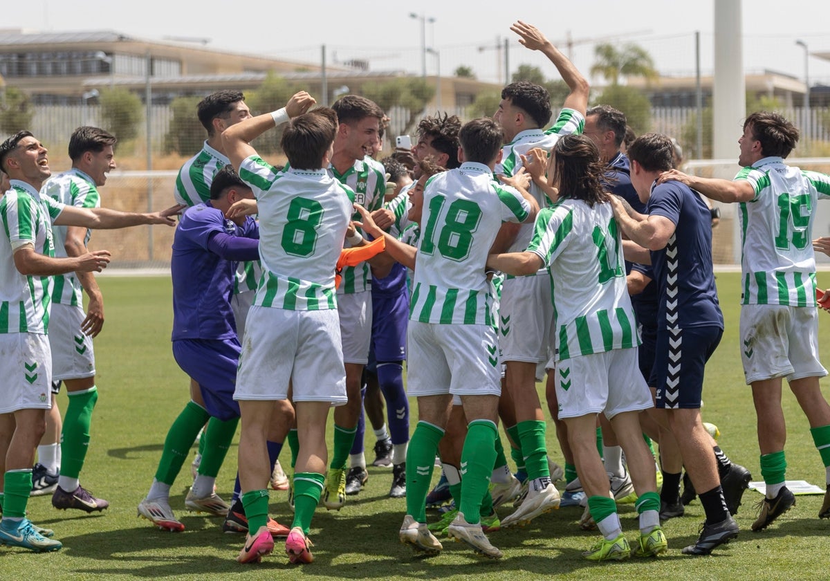 Los jugadores del Betis C celebran su ascenso a la División de Honor