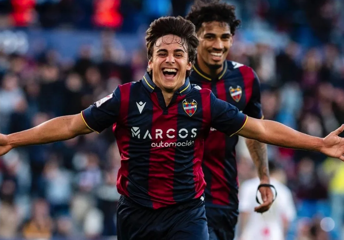 Carlos Álvarez jugando con el Levante UD