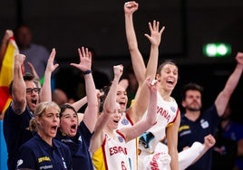 La selección española celebrando la victoria ante Alemania (79-60) y el pase a cuartos de final