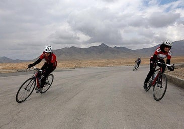 Prohibido el deporte femenino por los talibanes, las ciclistas afganas competirán en Francia