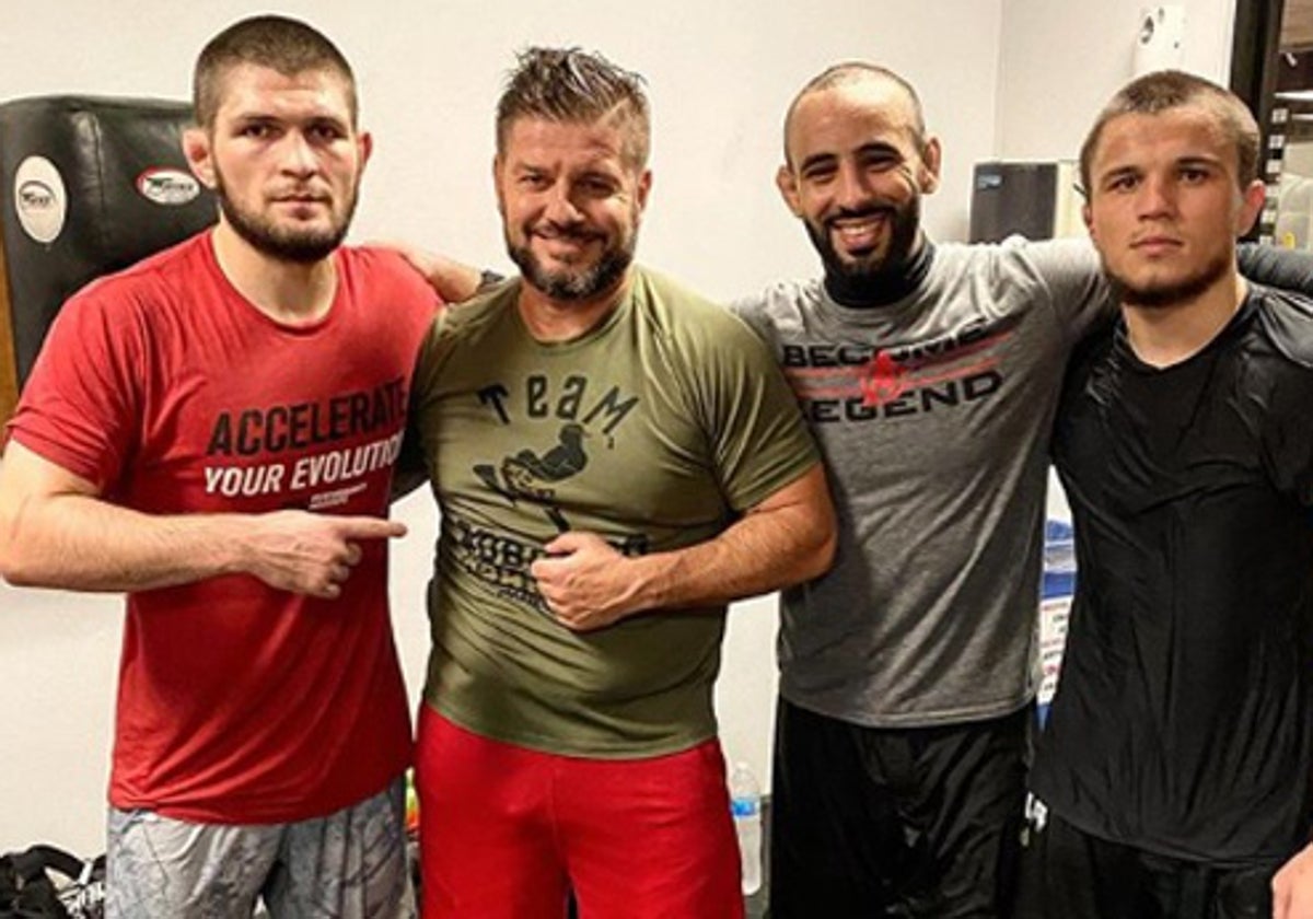 Khabib Nurmagomedov (de rojo), junto a Roberto Barreiro (de verde)