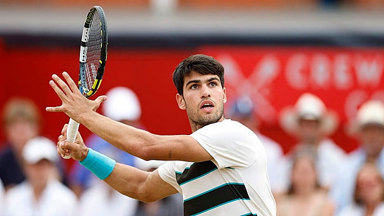 Alcaraz supera a Bautista para alcanzar la final de Queen's