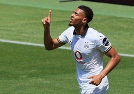 Nmecha celebrando el gol al Mamelodi Sundowns