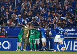 Los jugadores del Oviedo celebran uno de sus goles ante el Mirandés