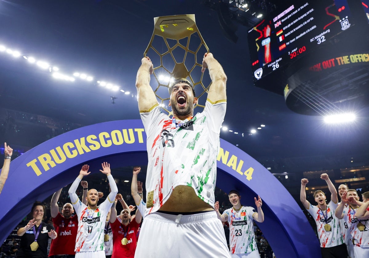 Antonio Serradilla, levantando el título de la EFH Champions League en Colonia