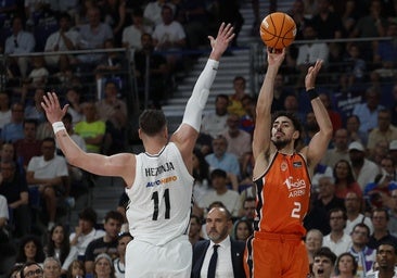 El Madrid sobrevive a los triples del Valencia (102-96) y acaricia el título