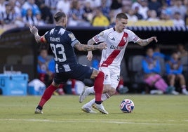 Mastantuono conduce ante Ramos durante el River-Monterrey