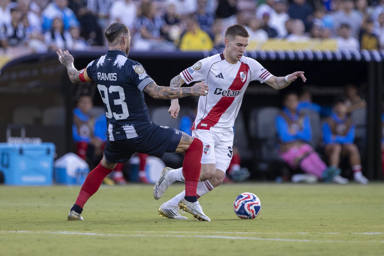Mastantuono conduce ante Ramos durante el River-Monterrey