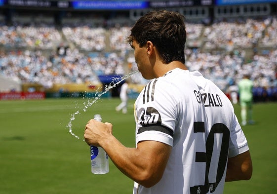 Gonzalo, bebiendo agua durante el partido ante el Pachuca