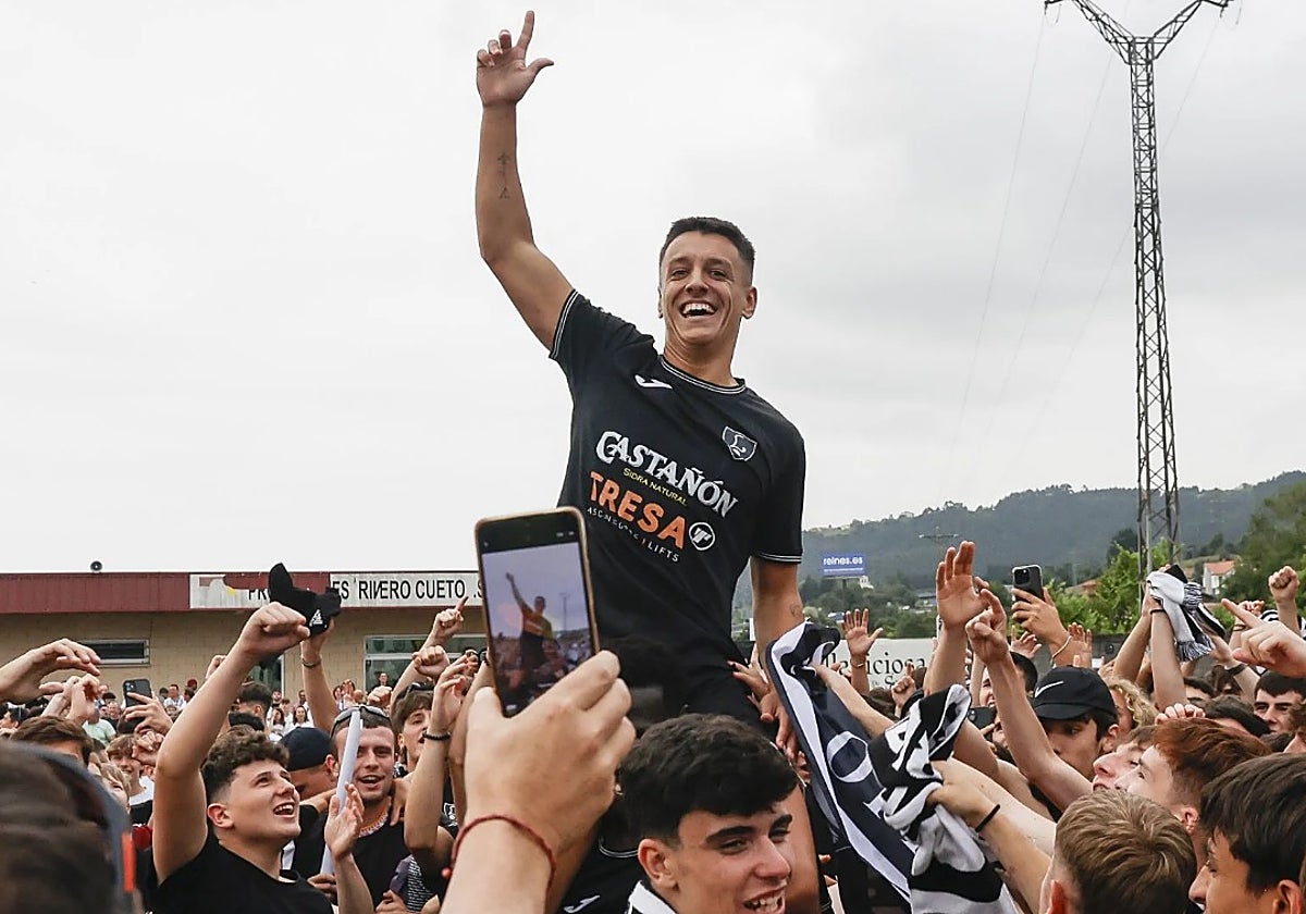 Jaime Felgueroso, a hombros el domingo tras el ascenso a Segunda RFEF