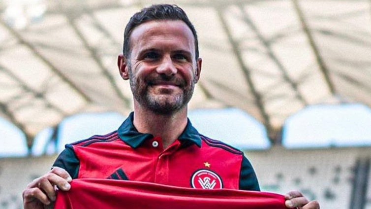 El curioso comprador del fútbol femenino, con Juan Mata al fondo