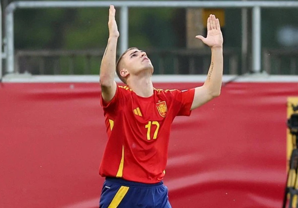 Pablo García celebra un gol con España