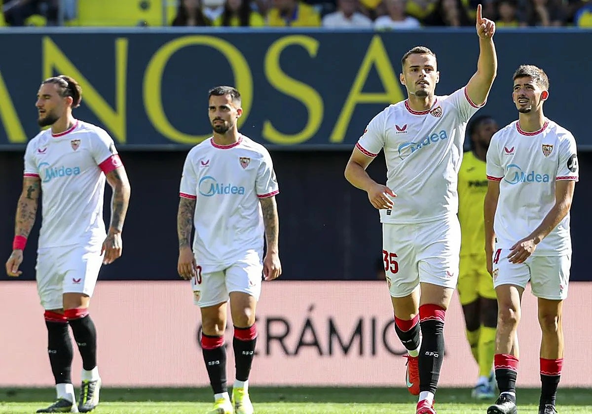 Ramón Martínez celebra su gol al Villarreal junto a Kike Salas, Gudelj y Suso
