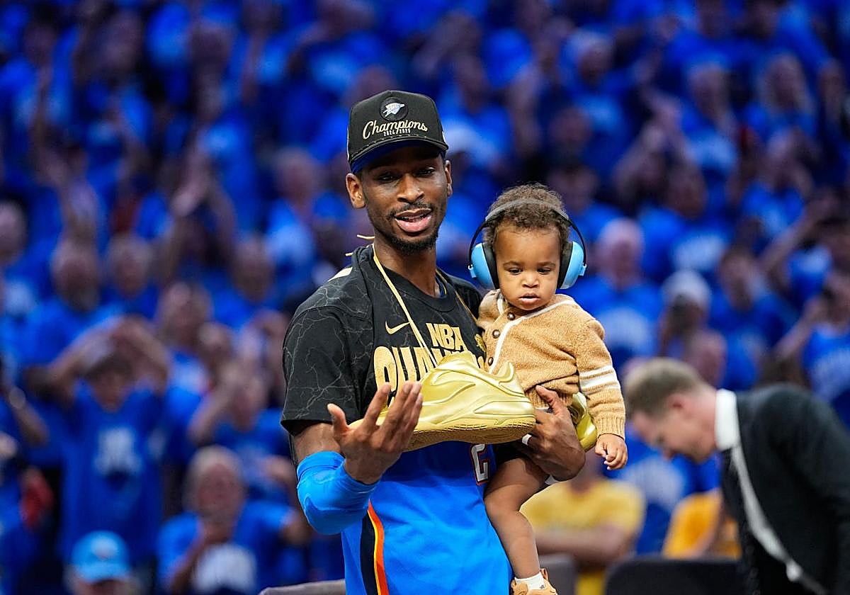 Shai Gilgeus-Alexander con su hijo tras la final de la NBA