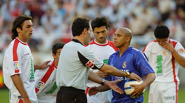 Roberto Carlos protestando con el árbitro durante el partido