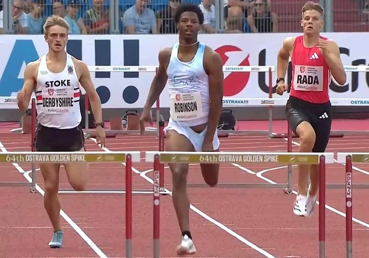 Corre con los genitales al aire, gana la carrera y hace la mejor marca del año