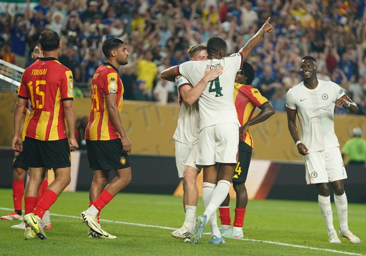 Adarabioyo, autor del 0-1, celebra junto a sus compañeros