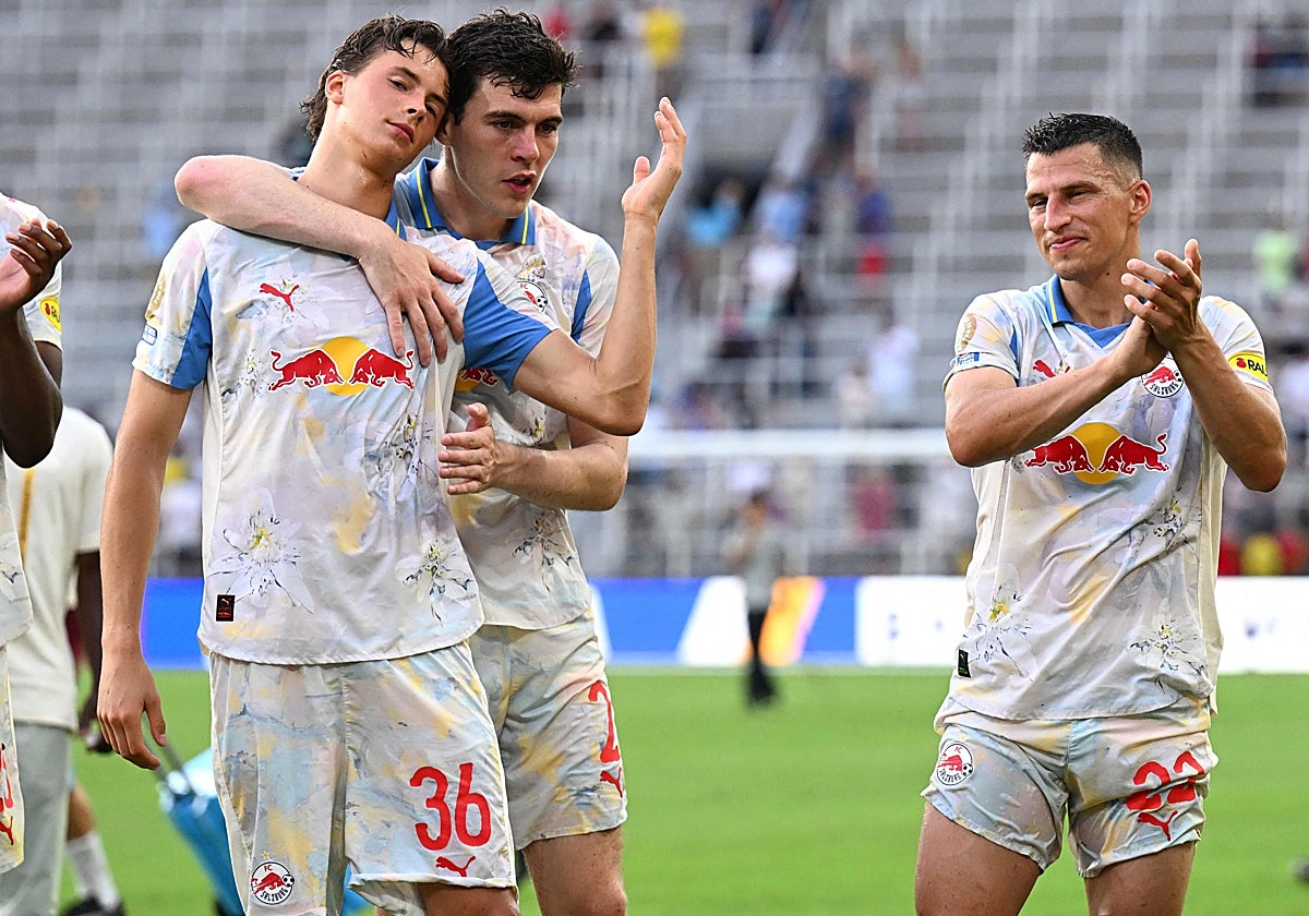 Los jugadores del Salzburgo, tras el partido ante el Al-Hilal