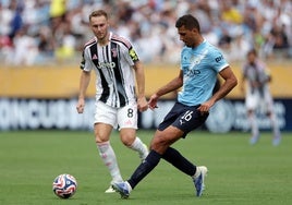 Rodri pasa el balón en presencia de Koopmeiners