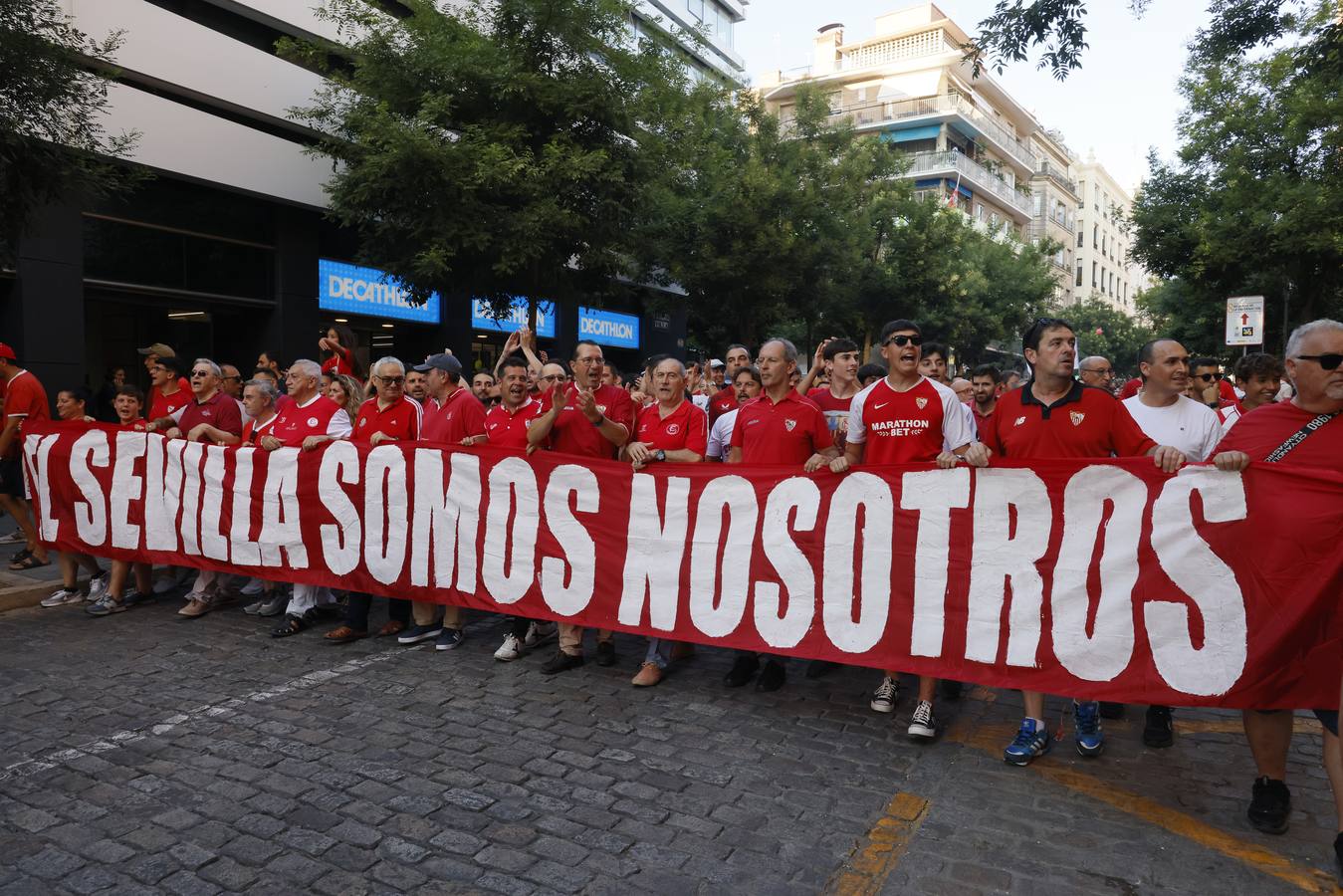 Miles de sevillistas, en la protesta contra el consejo de administración este jueves