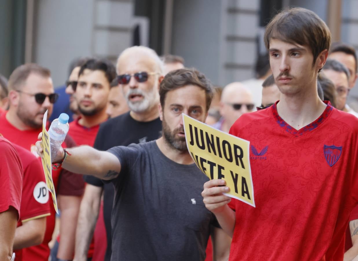 Miles de sevillistas, en la protesta contra el consejo de administración este jueves