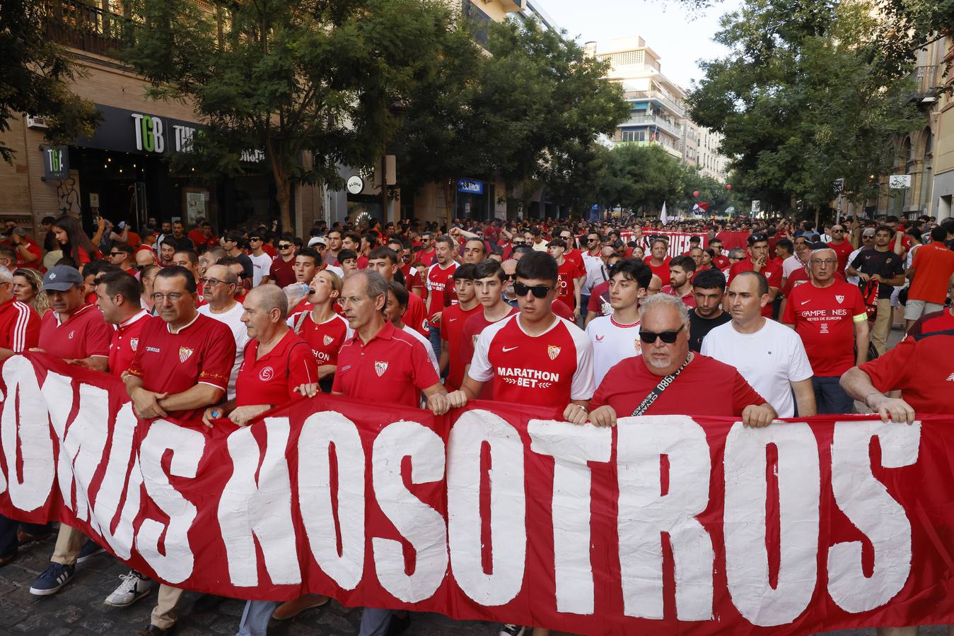Miles de sevillistas, en la protesta contra el consejo de administración este jueves