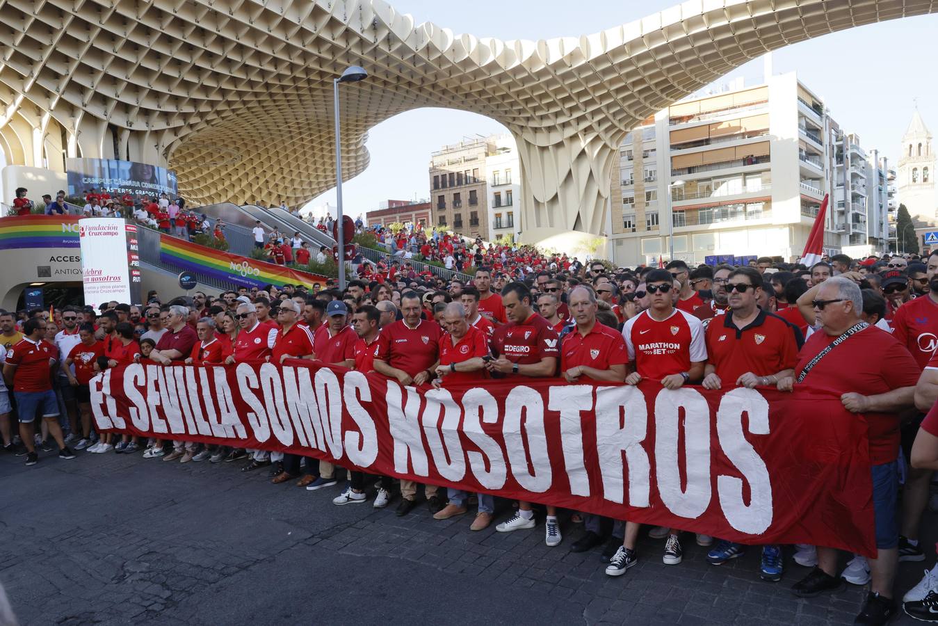 Miles de sevillistas, en la protesta contra el consejo de administración este jueves
