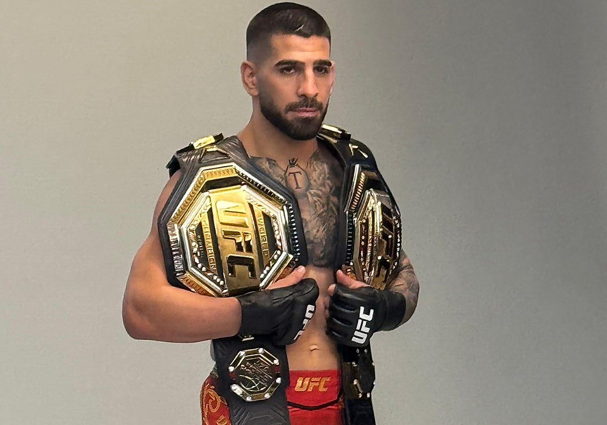 Ilia Topuria, posando con dos cinturones en las imágenes oficiales de la UFC