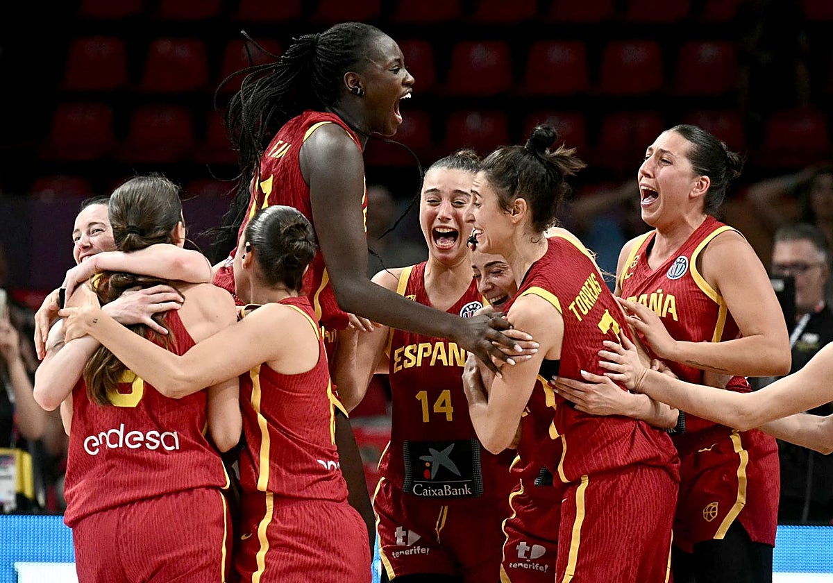 Las jugadoras españolas celebrando el triunfo ante Francia (64-65)