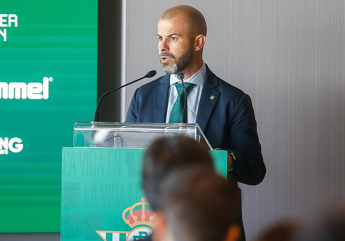 Manu Fajardo, director deportivo del Betis, en un instante de la presentación de Álvaro Valles como nuevo portero heliopolitano